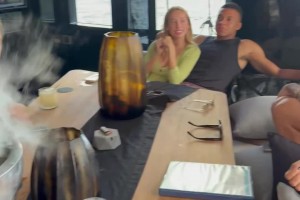 姆巴佩度假游艇上摟著女友，依然關注著世界杯決賽