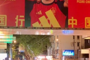 致敬我自己！佩德里在廣告牌下做經(jīng)典慶祝動(dòng)作！