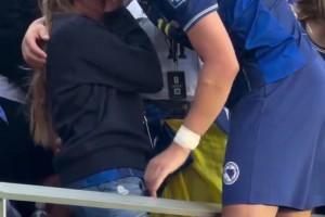 動容?！波黑不敵美國無緣晉級，40歲哲科賽后安慰哭泣的女兒
