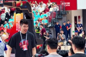 兩米高的人發了個三米高的