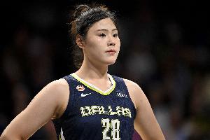 飛翼86以83分戰(zhàn)勝太陽隊(duì) 李月汝得分2分籃板2個(gè)
