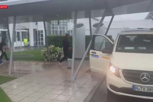 冷清！德國(guó)隊(duì)在瓢潑大雨中回到慕尼黑