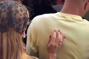 收獲滿滿！姆巴佩壕購后攜女友離開，路人圍堵拍照起哄！