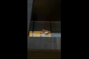 C羅于陽臺向粉絲揮手致謝，眾多粉絲歡呼