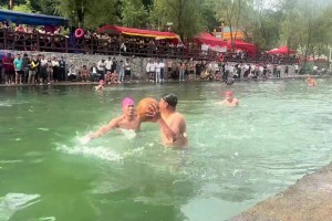 還有這項運動呢！真正的湖人-VS-泳士！