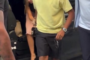 享受二人世界！姆巴佩攜女友現身街頭購物！