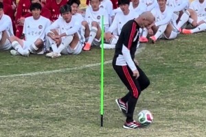 這光頭會踢球嗎