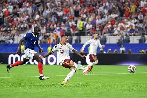 西班牙2-0領先法國！波羅獨中兩元，奧爾莫助力進球