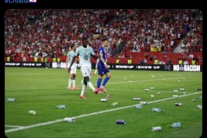FIFA將對克羅地亞球迷投擲瓶子事件進行調查，并可能對克羅地亞足協實施處罰