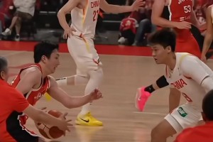 名場(chǎng)面！上次中國(guó)男籃對(duì)陣日本，郭士強(qiáng)在場(chǎng)邊“搶斷”富永啟生