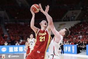定海神針胡金秋高效表現，6投5中貢獻13分6板，正負值高達+21