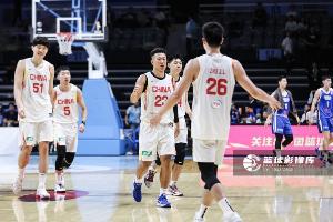 記者：男籃利用擋拆制造空間，鞏固領先地位，但低位強攻仍存空間擁堵問題