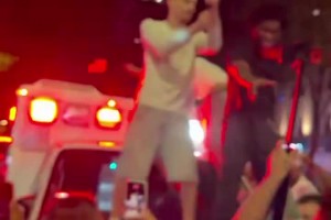 墨西哥球迷在美國救護車上揮旗慶祝，美國警察分分鐘教他做人