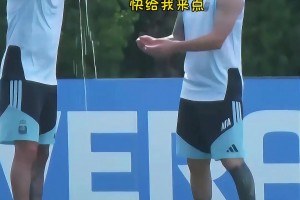 太熱了！梅西&德保羅訓(xùn)練中用礦泉水降溫解暑