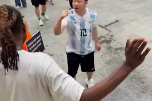 上海一國內(nèi)阿根廷球迷與國外西班牙球迷互噴：輸不起別說話