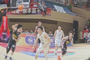 看我“頭球”搶斷！