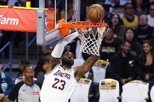 媒體人熱議：詹姆斯去向引發熱議 成NBA當前最受關注的焦點新聞