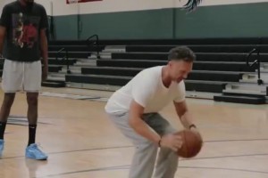 杜蘭特和WNBA球員佩奇一起練球，教的還挺認真的！