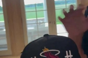 “熱火鐵粉DJ Khaled隔空喊話詹姆斯希望他加盟熱火～”