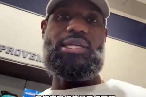 詹姆斯在選購球桿，并隔空與哈特互動。半月前哈特也隔空喊話