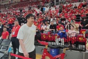 這人氣！今天郭艾倫也來到現場，給中國男籃加油助威！