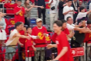 中國男籃賽前跑步進場，全場球迷熱烈歡呼！