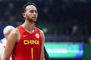 楊毅表示：李凱爾歸化事宜系高層領導特批，其為人很好但進度緩慢，難以帶領我們