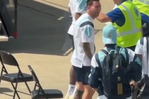 羅梅羅過安檢被沒收打火機逗樂梅西